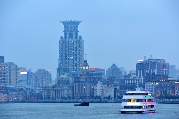 Arquitectura urbana de Shanghai sobre el río al atardecer