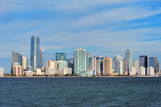 Arquitectura urbana sobre el mar desde Miami Florida en el día.