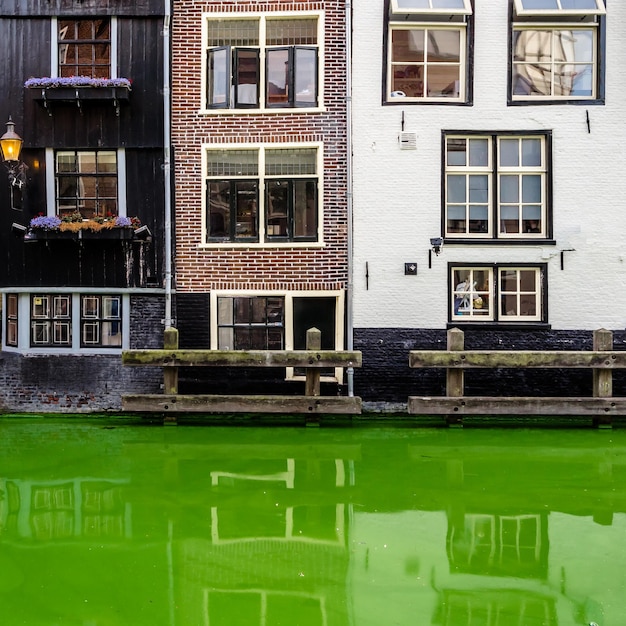 Arquitectura y vista del canal en Alkmaar, Países Bajos