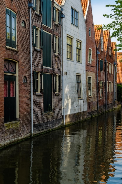 Arquitectura y vista del canal en Alkmaar, Países Bajos