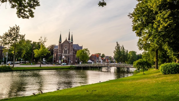 Arquitectura y vista del canal en Alkmaar, Países Bajos