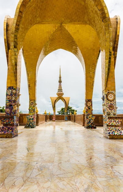 arquitectura de Wat Phra That Pha Son Kaew, provincia de PETCHRABOON, TAILANDIA. budismo artesanía religión