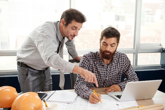 Arquiteto, ajudando o colega de trabalho