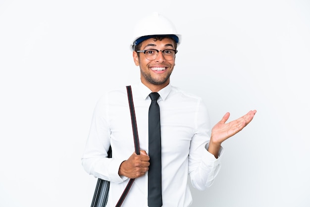 Arquiteto brasileiro com capacete e segurando plantas com expressão facial chocada