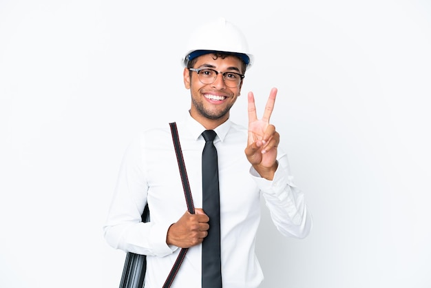 Arquiteto brasileiro com capacete segurando plantas sorrindo e mostrando sinal de vitória