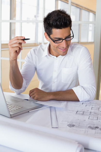 Arquiteto casual trabalhando com laptop na mesa