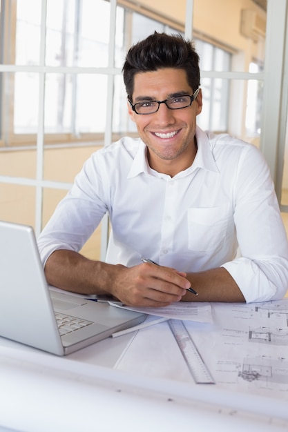 Foto arquiteto casual trabalhando com laptop na mesa