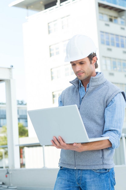 Arquiteto confiante usando laptop