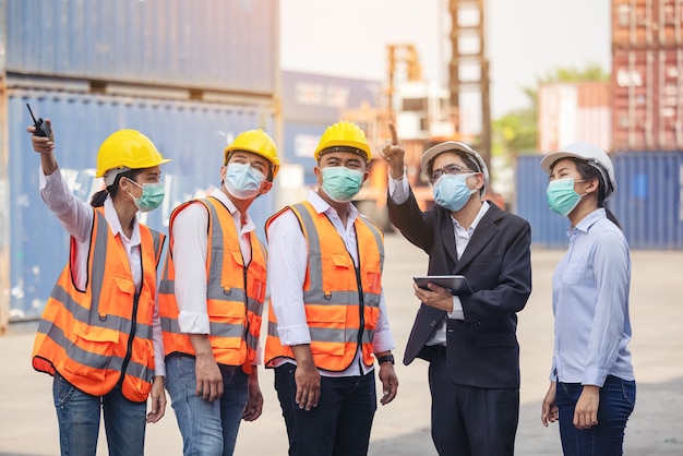 arquiteto da equipe de engenheiros trabalhando verificando a carga do contêiner