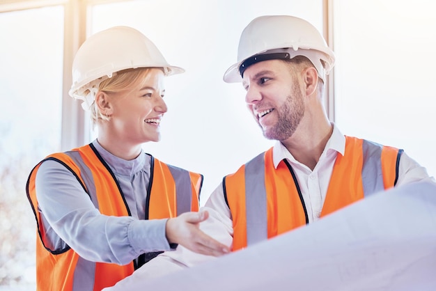 Arquiteto de pessoas de negócios e planejamento com planta para trabalho em equipe de construção ou projeto de site no escritório Empreiteiros de homem e mulher na estratégia de equipe para construção de planta baixa ou arquitetura