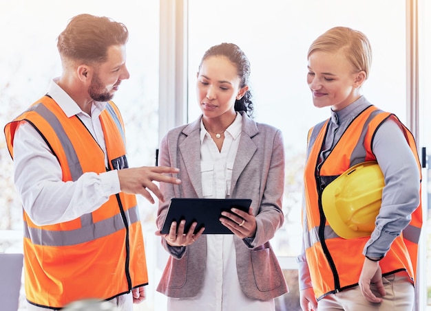 Arquiteto de pessoas de negócios e tablet em reunião para brainstorming de ideias ou planejamento para construção no escritório Grupo de engenharia em colaboração de trabalho em equipe para plano de arquitetura em tecnologia