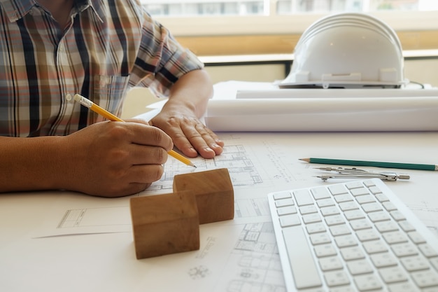 Foto arquiteto em um escritório