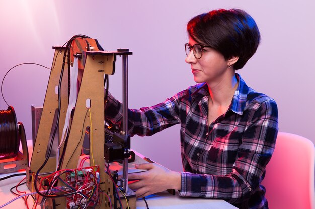 Arquiteto feminino usando impressora no escritório.