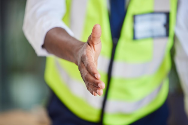 Arquiteto negro e aperto de mão para parceria b2b ou reunião para apresentação no local de trabalho Mão do engenheiro afro-americano para acordo de saudação ou boas-vindas