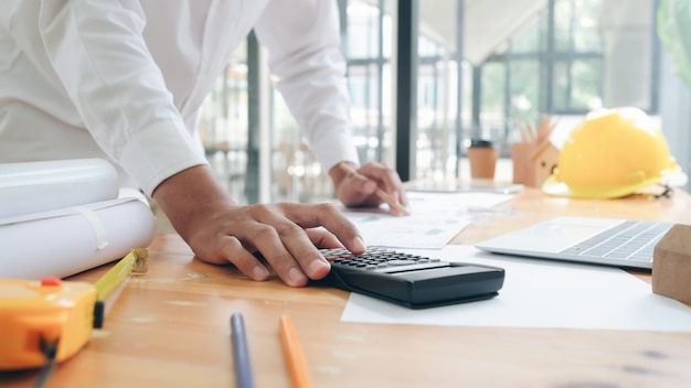 Arquiteto ou engenheiro trabalhando no escritório