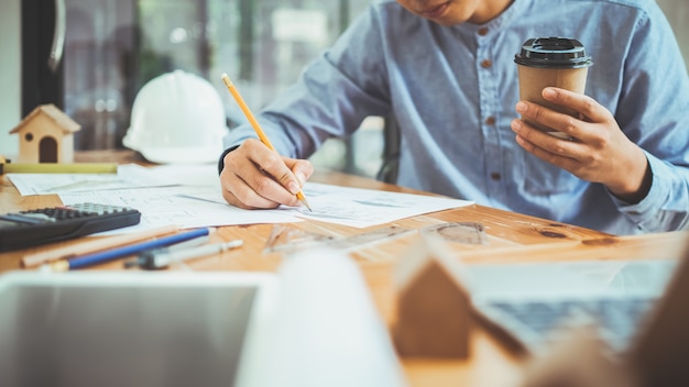 Arquiteto ou engenheiro trabalhando no escritório