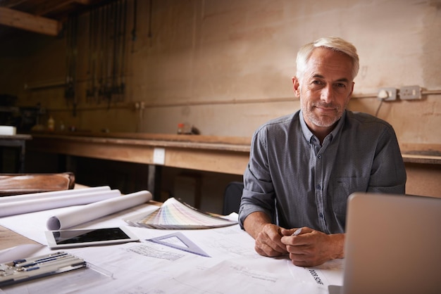 Arquiteto sênior de homem em retrato com planta na oficina designer profissional e engenharia Arquitetura design papelada e tecnologia com design e engenheiro masculino criativo