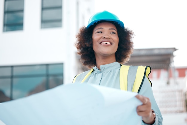 Arquiteto sorridente e mulher com projeto na cidade para projeto ou desenvolvimento de edifícios de construção Engenheiro feliz e desenvolvedor africano com ilustração de documentos ou papelada para planejamento de projetos