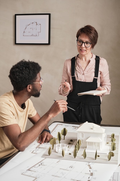 Arquitetos discutindo a estrutura da casa