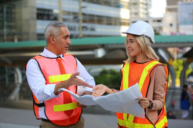 Arquitetos discutindo o projeto enquanto estão na cidade