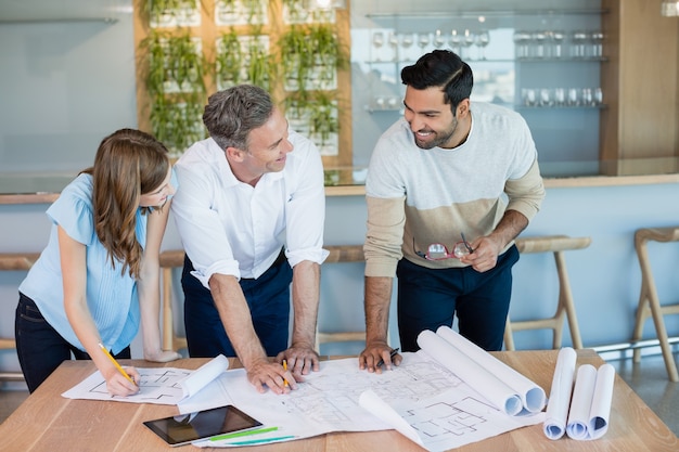 Arquitetos discutindo uns com os outros na sala de conferências