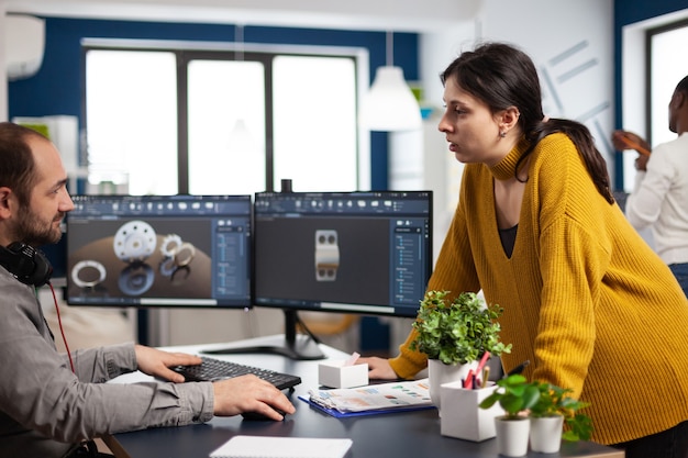 Arquitetos engenheiros de trabalho em equipe trabalhando no programa cad moderno