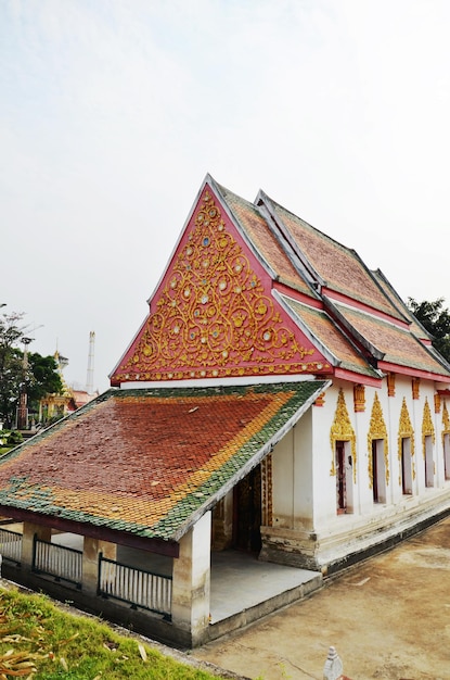 Arquitetura antiga construção antiga igreja ubosot de Wat khien ou templo budista Khian para pessoas tailandesas visitam visita respeito orando buda e adoração sagrada na cidade de Bang Phai em Nonthaburi Tailândia