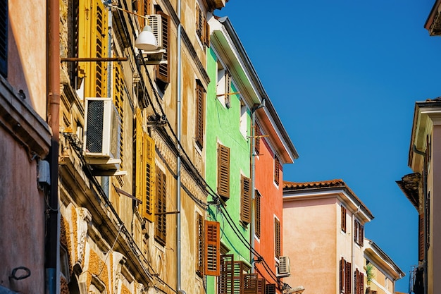 Arquitetura antiga da casa no centro histórico da cidade velha de Izola, Eslovênia