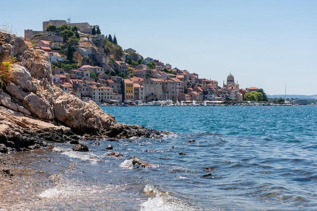 Arquitetura antiga da cidade de Sibenik na paisagem urbana da Croácia