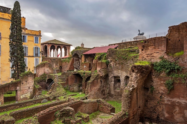 Arquitetura antiga do edifício antigo em Roma