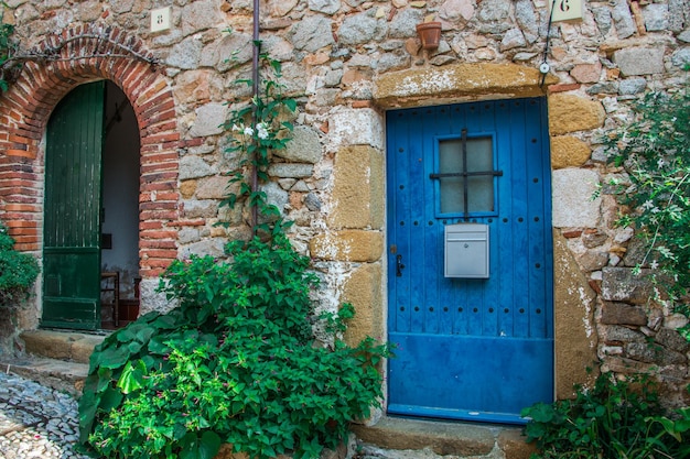 Arquitetura antiga e portas de casas em Tossa de Mar. Catalunha. Espanha.