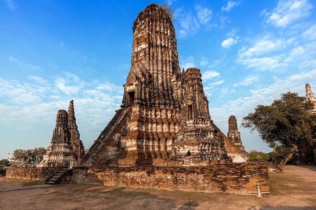 Arquitetura antiga histórica Wat Chaiwattanaram antigo templo na província de Ayutthaya, Tailândia