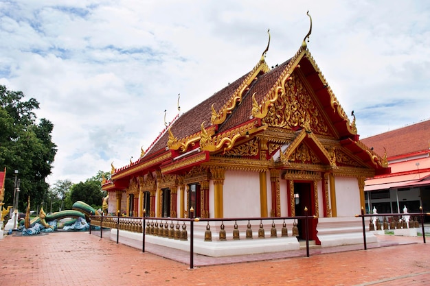 Arquitetura antiga igreja ubosot e edifício antigo para viajantes tailandeses viajam visitam e respeitam orando abençoando mistério sagrado no templo Wat Phra Kaew na cidade de Chainat em Chai Nat Tailândia