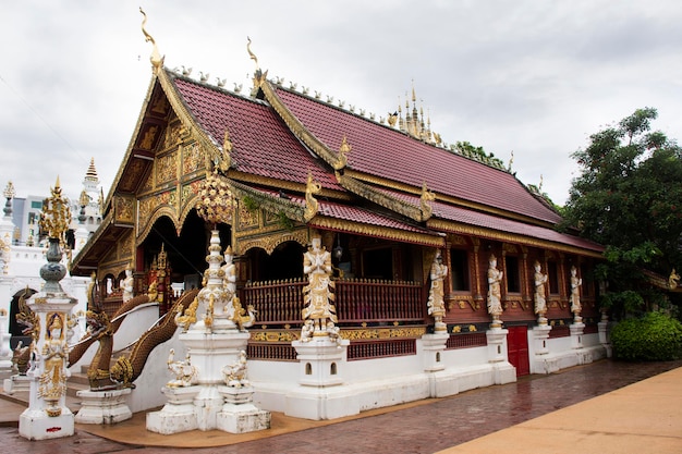 Arquitetura antiga igreja ubosot e edifício antigo para viajantes tailandeses visitam e respeitam orando abençoando adoração sagrada em Wat Ming Mueang ou templo Ming Muang em Chiang Rai Tailândia