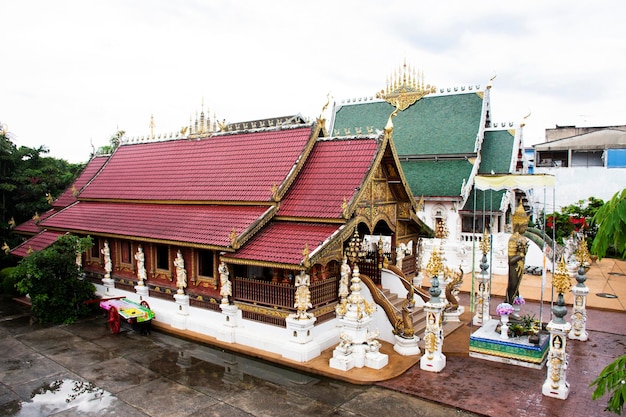 Arquitetura antiga igreja ubosot e edifício antigo para viajantes tailandeses visitam e respeitam orando abençoando adoração sagrada em Wat Ming Mueang ou templo Ming Muang em Chiang Rai Tailândia