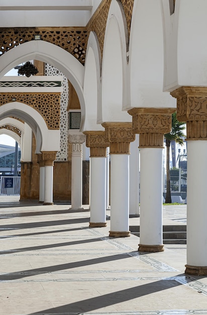 Arquitetura árabe na antiga medina. Ruas, portas, janelas, detalhes. Tânger, Marrocos