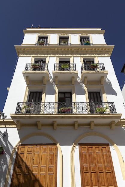 Arquitetura árabe nas antigas janelas das portas das ruas da medina detalha Tânger Marrocos