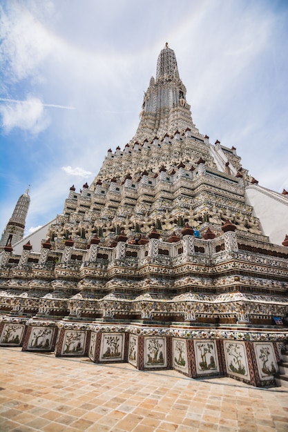 Foto arquitetura artística antiga tailandesa em wat poh, bangkok