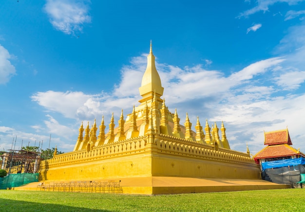 Arquitetura bonita em Pha That Luang, Vientiane, Laos.