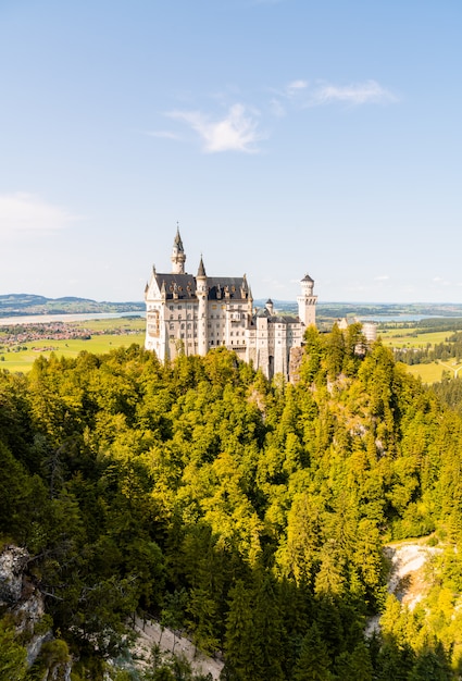 Arquitetura bonita no castelo de neuschwanstein nos alpes bávaros de alemanha.