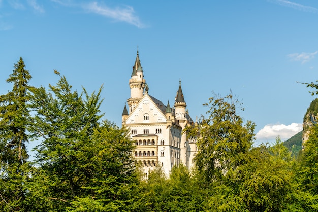 Arquitetura bonita no castelo de Neuschwanstein nos cumes bávaros da Alemanha.