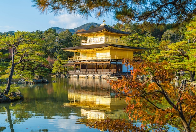 Arquitetura bonita no templo de Kinkakuji (o pavilhão dourado) em Kyoto.