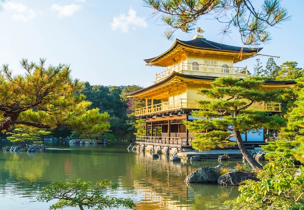 Arquitetura bonita no templo de Kinkakuji (o pavilhão dourado) em Kyoto.