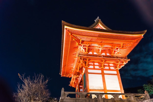 Arquitetura bonita no templo kyoto de kiyomizu-dera ,.