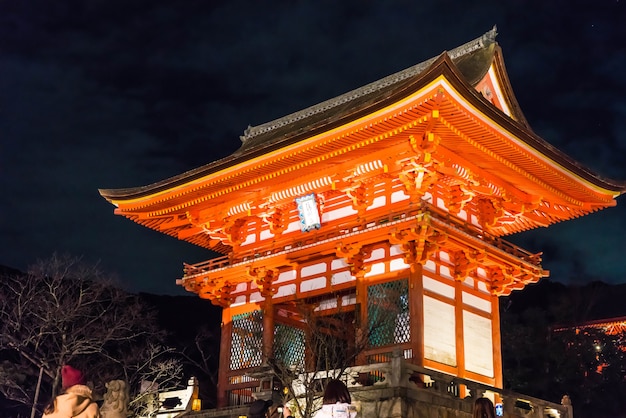 Arquitetura bonita no templo Kyoto de Kiyomizu-dera.