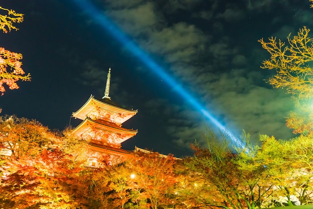 Arquitetura bonita no templo Kyoto de Kiyomizu-dera.