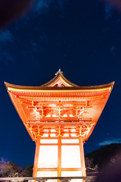 Arquitetura bonita no templo Kyoto de Kiyomizu-dera ,.