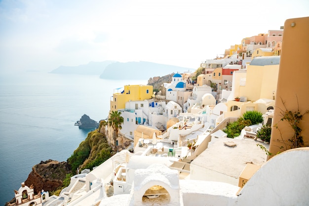 Arquitetura branca da vila de oia na ilha de santorini, grécia