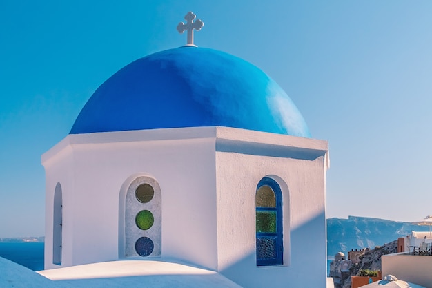 Arquitetura branca da vila de Oia na ilha de Santorini, Grécia.