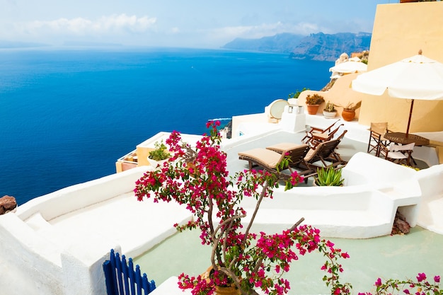 Arquitetura branca e mar azul na ilha de Santorini, Grécia. Belo terraço com vista mar.